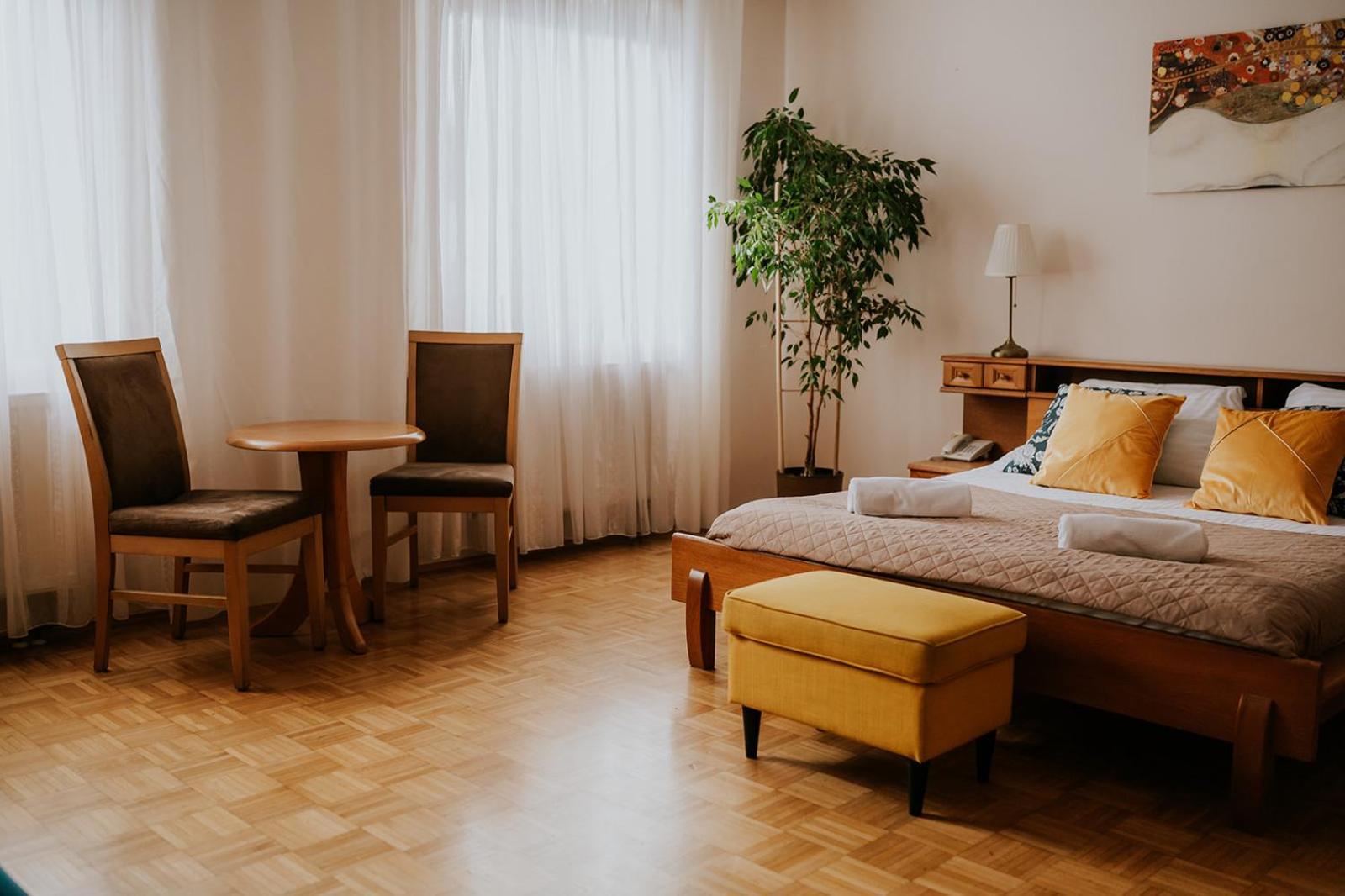 Hotel Garden Oleśnica Eksteriør bilde